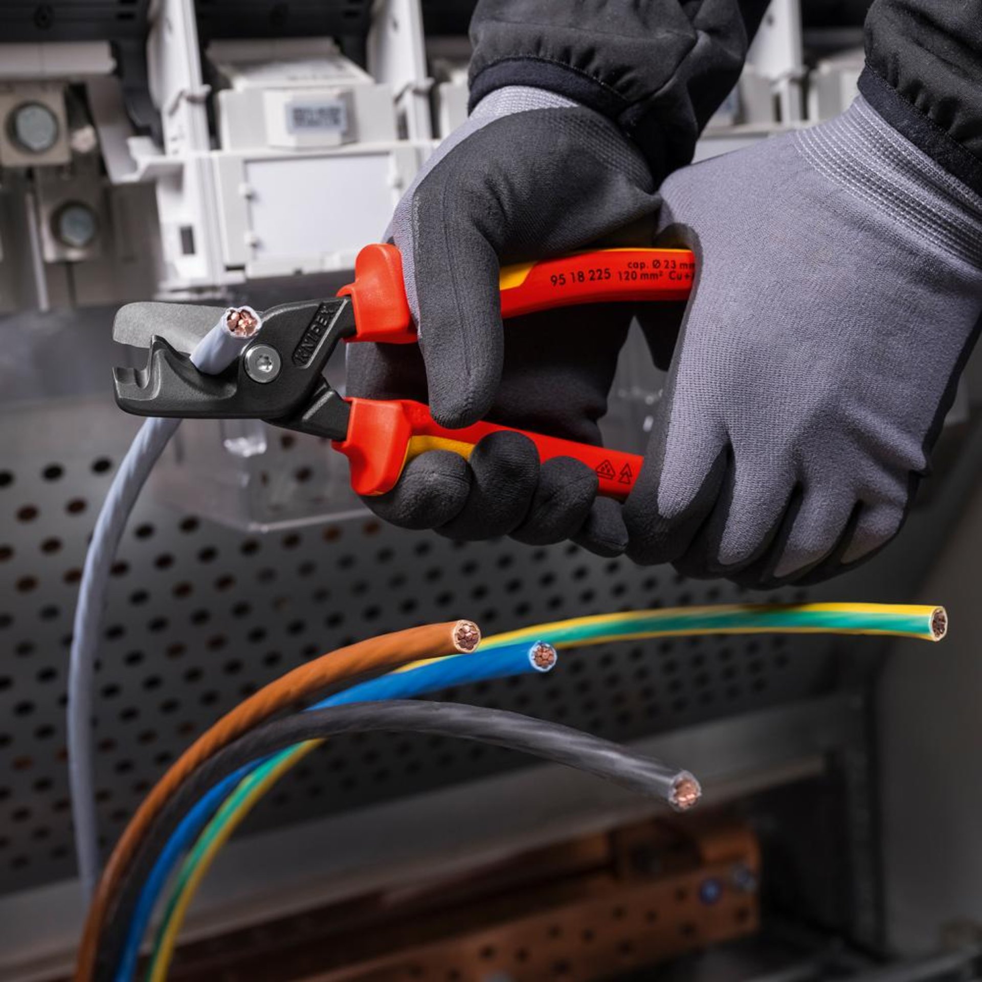 Kabelschere VDE mit Mehrkomponenten-Griffen 225mm schlanke Kopfform KNIPEX
