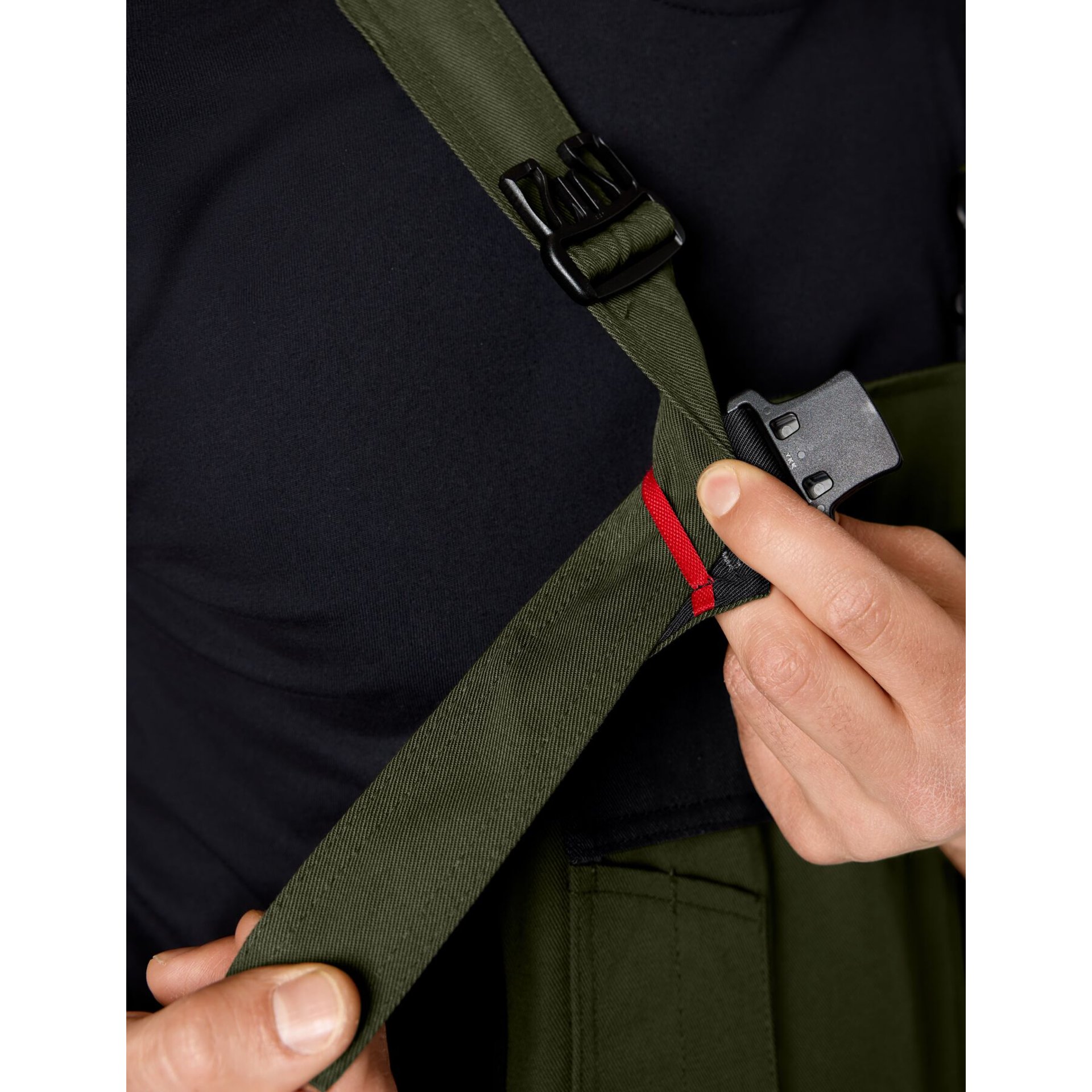 ECKHARD Latzhose oliv-schwarz 60