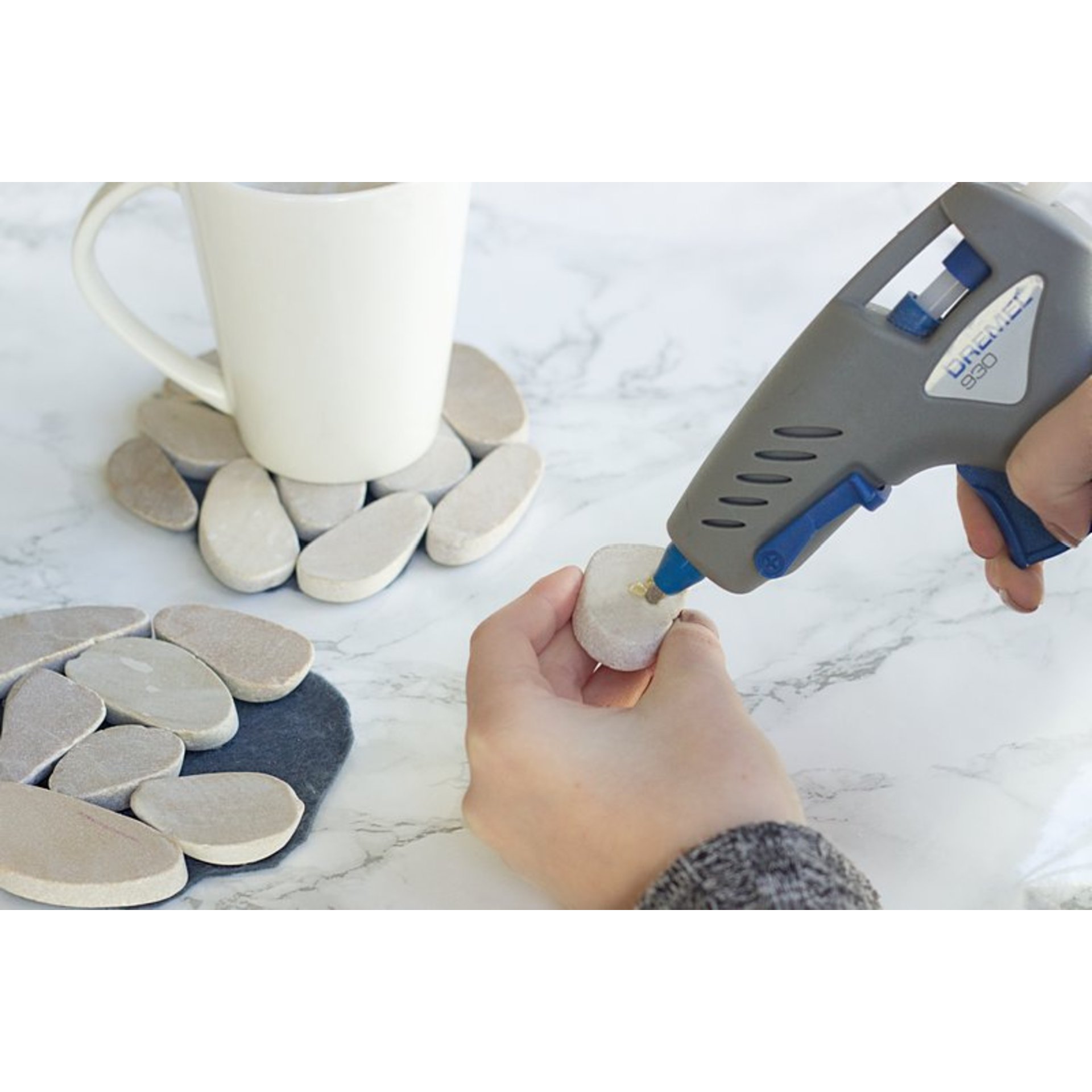 DREMEL® Heißklebepistole 930, 12 Farb-Klebestifte (7 mm), 6 Klebestifte (7 mm)