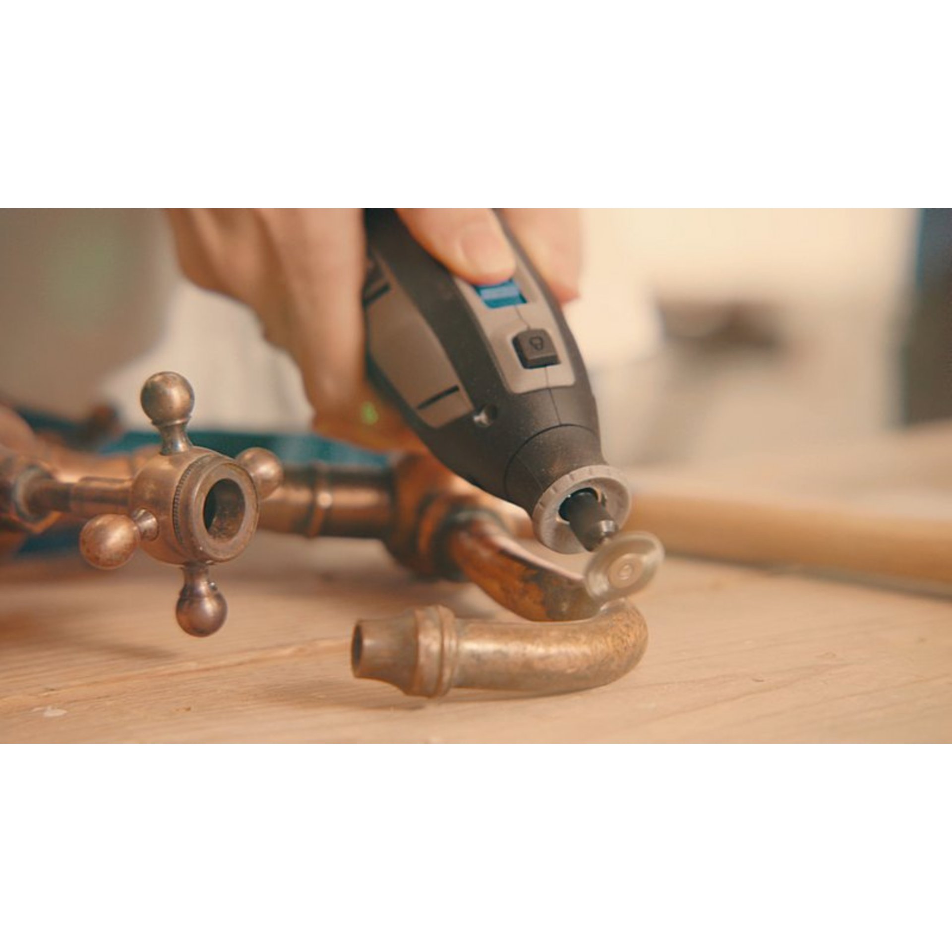 DREMEL® 8240, Kabelloses Multitool, 1 x 12-V-2-Ah-Akku), 65 Zubehöre